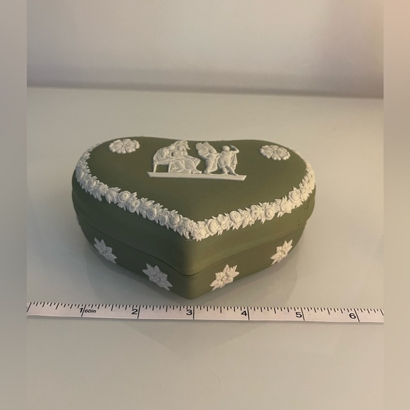 Wedgwood Sage Green Jasper Heart Trinket Jewelry Box...or best offer! - Picture 6 of 8